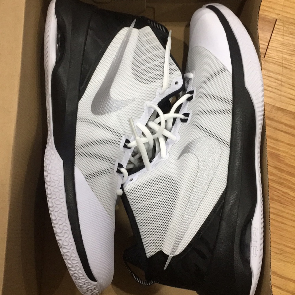 Men’s size 13 new in box NIKE AIR VERSITILE